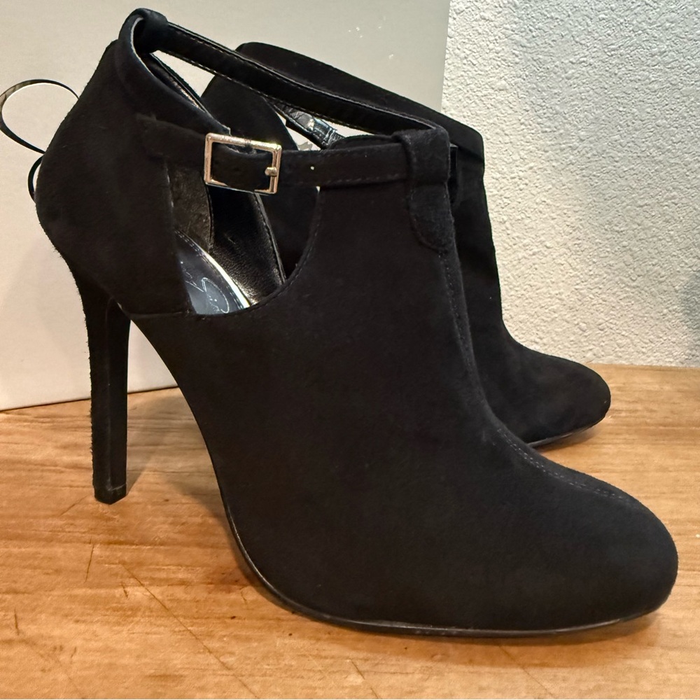 Jessica Simpson Seleena Black Suede Covered Toe Ankle Booties Heels Size 7M